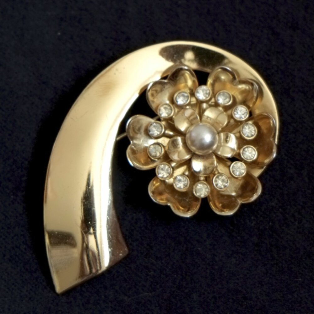 1940s gold-plated Coro flower brooch w/ pearl and rhinestones